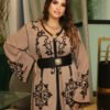 IMG_2209 Caftan Classique SALWA – Broderies Noires & Ceinture Élégante